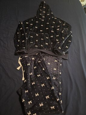 Harper And Ivy Navy & Cream Bow Print Plush Hoodie Pajama Set